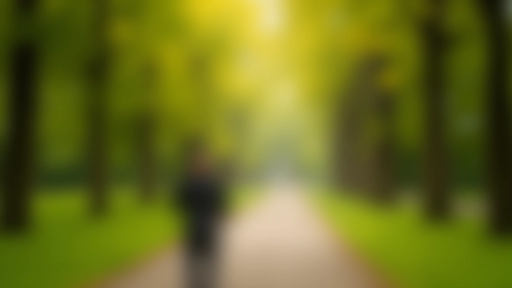 Persona che cammina all'aperto in un parco verde, circondato da alberi e vegetazione, postura eretta e rilassata, luce naturale diffusa